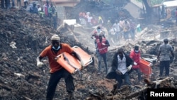 Para relawan tiba untuk mencari jenazah warga yang tewas dalam tanah longsor akibat hujan deras di tempat pembuangan sampah Kiteezi, yang berfungsi sebagai tempat pembuangan akhir, di desa Lusanja, di luar Kampala, 10 Agustus 2024. (Foto: Reuters)