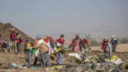 Tim evakuasi bekerja di lokasi jatuhnya pesawat Boeing 737 Max 8 di dekat wilayah Bishoftu, di selatan Addis Ababa, Ethiopia, pada 11 Maret 2019. (Foto: AP/Mulugeta Ayene)