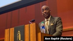 Gubernur Federal Reserve Philip Jefferson memberi kata sambutan dalam konferensi kebijakan moneter di Hoover Institution, Palo Alto, California, 12 Mei 2023. Jefferson dinominasikan sebagai wakil ketua dewan bank sentral AS. (Foto: Ann Saphir/Reuters)