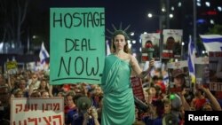 People attend a protest in Tel Aviv against Israeli Prime Minister Benjamin Netanyahu's government and to call for the release of hostages kidnapped in the deadly October 7 attack on Israel by the Palestinian Islamist group Hamas, June 1, 2024. 