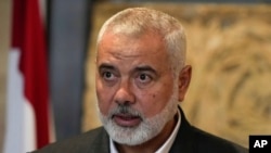 Pemimpin Hamas, Ismail Haniyeh, berbicara kepada para jurnalis setelah bertemu dengan ketua DPR Lebanon, Nabih Berri, di Beirut, Lebanon, pada 28 Juni 2021. (Foto: AP/Hassan Ammar)