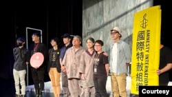 2023年6月2-4日在台北上演之香港六四剧《5月35日》的部分演员和幕后工作人员。(美国之音特约记者文东摄影)