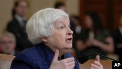 Menteri Keuangan AS Janet Yellen berbicara dalam rapat kerja dengan komite DPR AS di Gedung Capitol, Washington, pada 30 April 2024. (Foto: AP/Mariam Zuhaib) 