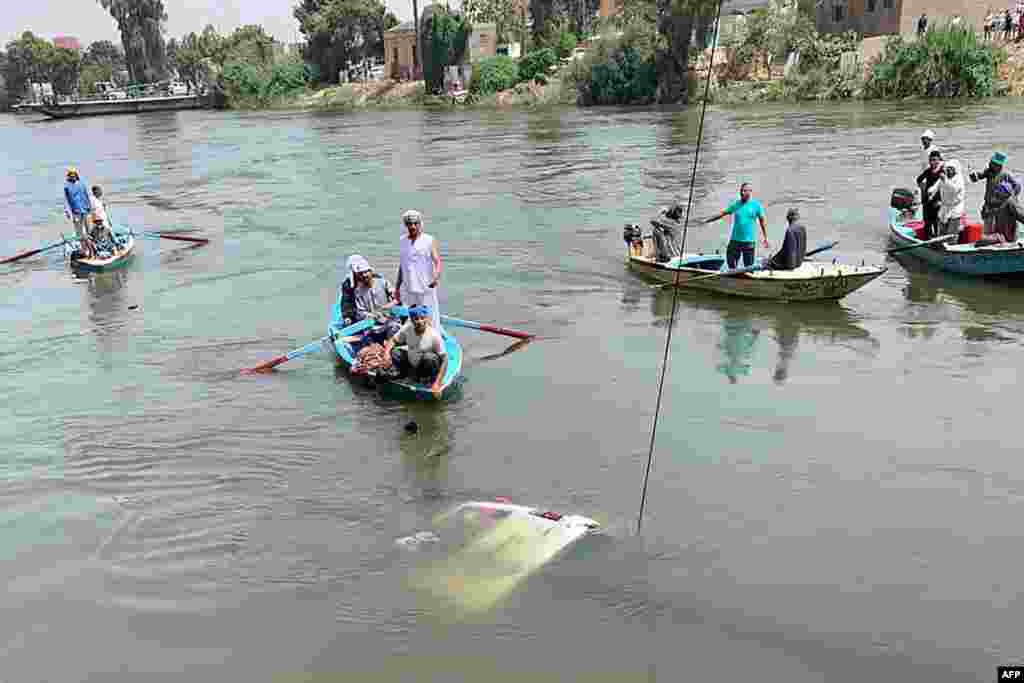 Rescuers work to pull a sunken minibus from a canal of the Nile River near Abu Ghaleb village in Egypt&#39;s Giza governorate.&nbsp;At least 10 farm workers died when a minibus plunged off a river ferry and into the Nile northwest of Cairo, the health ministry said.