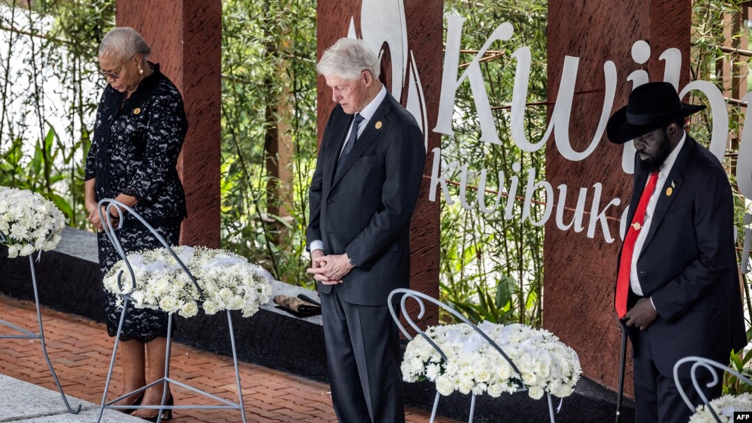 (Kuva ibumuso ujya iburyo) Graca Machel, umufasha wa nyakwigendera Nelson Mandela, Bill Clinton, wabaye Prezida wa Leta zunze ubumwe z'Amerika na Prezida Salva Kiir wa Sudani y'epfo.