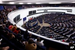 FILE - Anggota Parlemen Eropa menghadiri sesi terakhir sebelum pemilu Eropa mendatang, di Parlemen Eropa di Strasbourg, Prancis timur, 25 April 2024. (AP/Jean-Francois Badias)