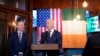 El presidente Joe Biden habla en el bar y restaurante Windsor en Dundalk, Irlanda, el 12 de abril de 2023. Micheál Martin, Tánaiste de Irlanda, escucha a la izquierda.