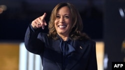 美国副总统、2024年民主党总统候选人卡玛拉·哈里斯(Kamala Harris)在伊利诺伊州芝加哥市联合中心举行的民主党全国代表大会(DNC)第四天也是最后一天的会议上发言后做出手势。(2024年8月22日)