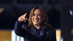 美國副總統、2024年民主黨總統候選人卡賀錦麗(Kamala Harris)在伊利諾伊州芝加哥市聯合中心舉行的民主黨全國代表大會(DNC)第四天也是最後一天的會議上發言後做出手勢。 (2024年8月22日)