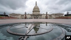 ইউএস ক্যাপিটলের গম্বুজটি ভবনের পূর্ব দিকে কম্পাসের ওপর জমে থাকা বৃষ্টির পানিতে প্রতিফলিত হচ্ছে। ২৪ সেপ্টেম্বর, ২০২৩। ফাইল ছবি।