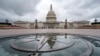 ARCHIVO - La cúpula del Capitolio de Estados Unidos se refleja en un charco de lluvia en la estrella de la brújula en el lado este del edificio, el 24 de septiembre de 2023.