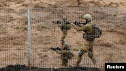 Tentara Israel memindai suatu area sementara sirene berbunyi saat roket dari Gaza diluncurkan ke arah Israel, dekat Sderot, Israel selatan, 9 Oktober 2023. (Foto: REUTERS/Amir Cohen)