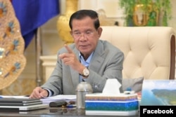 Mantan Perdana Menteri Kamboja Hun Sen, ketua Senat, berbicara tentang rencana pembangunan segitiga antara Kamboja, Laos, dan Vietnam, di Phnom Penh, pada 23 Juli 2024. (Facebook/Samdech Hun Sen dari Kamboja)