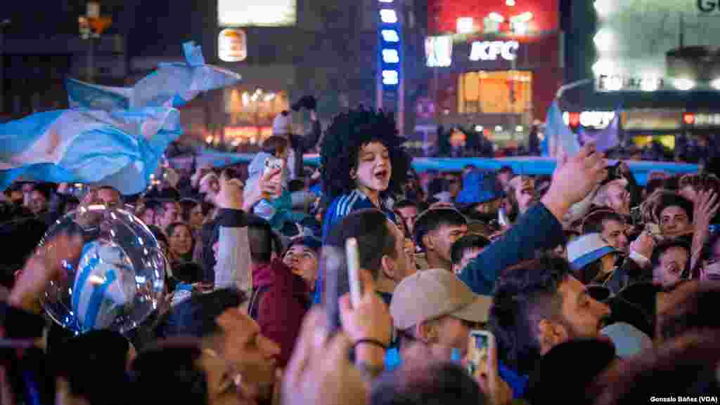 Las lágrimas de felicidad y los abrazos entre amigos y familiares reflejaron la profunda emoción de los argentinos.