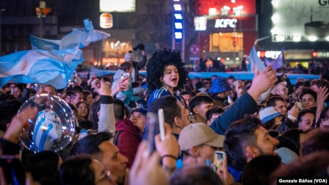 Las lágrimas de felicidad y los abrazos entre amigos y familiares reflejaron la profunda emoción de los argentinos.