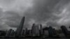 Awan hujan lebat terlihat di distrik Central pada 8 Oktober 2023 saat topan Koinu melintas Hong Kong. (Foto: AFP/Peter PARKS)