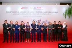 Presiden Jokowi dan Ketua DPR RI Puan Maharani berphoto bersama dengan anggota AIPA di Jakarta, Senin (7/8) (biro Setpres)