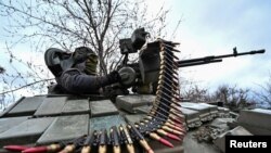 Ukrajinski vojnik provjerava mitraljez tenka nakon punjenja municije tokom vojne obuke u blizini linije fronta, u regiji Zaporizhzhia, 29. marta 2023.