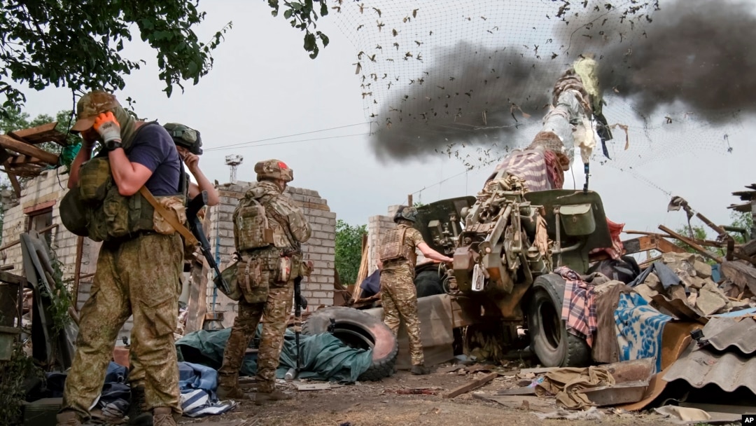 Na fotografiji koju je objavila pres-služba Ministarstva odbrane Rusije 25. juna 2024. ruski vojnici ispaljuju haubicu kalibra 152 mm "Msta-B" na neotkrivenoj lokaciji u Ukrajini. (Pres služba ruskog Ministarstva odbrane preko AP)