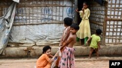 উখিয়ার কুতুপালং শরণার্থী শিবিরে রোহিঙ্গা শরণার্থী শিশুরা খেলছে। ২৭ মার্চ, ২০২২। (ফাইল ছবি) 