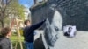 Австрийский граффити-дуэт Джоэл Гамну рисует портрет Алексея Навального на стене в Вене, Австрия, 27 марта 2024 года.