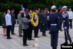 台灣總統蔡英文在金門島為守衛烈士獻花圈。（2023年8月23日）