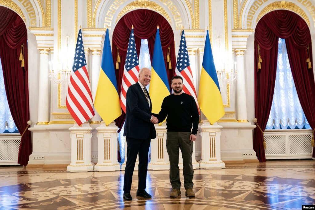 Durante su reunión con Zelenskyy el lunes, Biden anunció 500 millones de dólares en nueva ayuda estadounidense a Ucrania, incluidas municiones de artillería y armas antitanque.