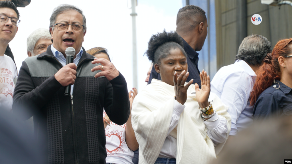 &quot;Pedimos, con todo respeto... que aprueben las reformas, que le garanticen al pueblo colombiano sus derechos&quot;, dijo Petro a miles de sindicalistas y otros simpatizantes reunidos en el centro de Bogotá.