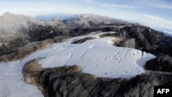 Endapan gletser di pegunungan Puncak Jaya di dataran tinggi tengah Papua. (DAVID CHRISTENSON / PAPUA PROJECT FREEPORT MCMORAN / AFP)