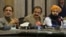 Menteri Dalam Negeri Pakistan Rana Sanaullah (tengah), mendengarkan pertanyaan media saat konferensi pers di Islamabad, Rabu 24 Mei 2022.