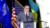 El secretario de la Marina Carlos del Toro pronuncia un discurso sobre los esfuerzos por combatir el cambio climático en la Universidad de las Bahamas, en Nassau, el 1 de marzo de 2023. 