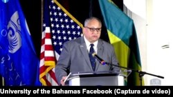 El secretario de la Marina Carlos del Toro pronuncia un discurso sobre los esfuerzos por combatir el cambio climático en la Universidad de las Bahamas, en Nassau, el 1 de marzo de 2023. 