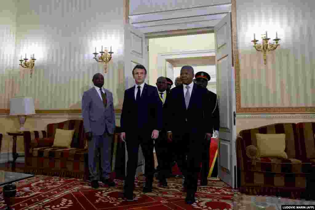 Chegada do presidente francês Emmanuel Macron ao palácio presidencial da Casa Rosada em Luanda para uma reunião com o presidente angolano João Lourenço, a 3 de Março de 2023. 