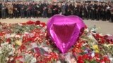 资料照片：2024年3月30日，外国外交使团的大使们参加在位于俄罗斯莫斯科郊区恐怖袭击地点的番红花市政厅前的临时纪念地的献花仪式。（美联社照片）