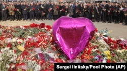 资料照片：2024年3月30日，外国外交使团的大使们参加在位于俄罗斯莫斯科郊区恐怖袭击地点的番红花市政厅前的临时纪念地的献花仪式。（美联社照片）