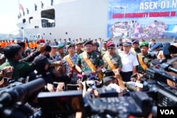 Panglima TNI Laksaman Yudo Margono berbicara kepada media di Dermaga Batu Ampar, Batam, hari Selasa (19/9). (Foto: VOA/Indra Yoga)