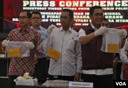 Temuan barang bukti berupa buku rekening dari kedua tersangka TPPO ke Myanmar, ASN dan ASD yang disita oleh polisi diperlihatkan kepada wartawan dalam konferensi pers pada Selasa (16/5) di Mabes Polri, Jakarta.