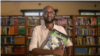 Abdullahi Mire, ganador global del Premio Nansen para los Refugiados de ACNUR 2023, en una de las bibliotecas que fundó en el campamento de refugiados de Dadaab, en Kenia. [Foro: Cortesía]
