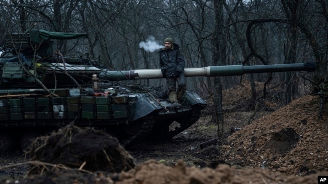Un militar ucraniano fuma un cigarrillo sobre un tanque cerca de Bakhmut, Ucrania, el 8 de marzo de 2023.