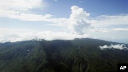 FILE - Asap mengepul dari Danau Vui di kawah gunung berapi Gunung Manaro di Pulau Ambae, bagian dari rantai kepulauan Vanuatu, 8 Desember 2005. Gempa berkekuatan 7,7 mengguncang kawasan selatan Pasifik, Jumat, 19 Mei 2023. (AP/Rick Rycroft)