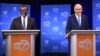 Los candidatos a alcalde de Chicago Brandon Johnson, izquierda, y Paul Vallas esperan el inicio de un debate en los estudios ABC7 en el centro de Chicago, el jueves 16 de marzo de 2023. (Chris Sweda/Chicago Tribune vía AP, Pool)