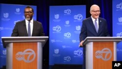 Los candidatos a alcalde de Chicago Brandon Johnson, izquierda, y Paul Vallas esperan el inicio de un debate en los estudios ABC7 en el centro de Chicago, el jueves 16 de marzo de 2023. (Chris Sweda/Chicago Tribune vía AP, Pool)