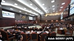 Sidang sengketa hasil pemilu di Mahkamah Konstitusi Jakarta, 5 April 2024. (Foto: Adek BERRY/AFP)
