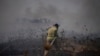 Vatrogasac radi na gašenju požara nakon napada libanske Hezbolah grupe na Golanskoj visoravni koju kontroliše Izrael, 4. jula 2024.