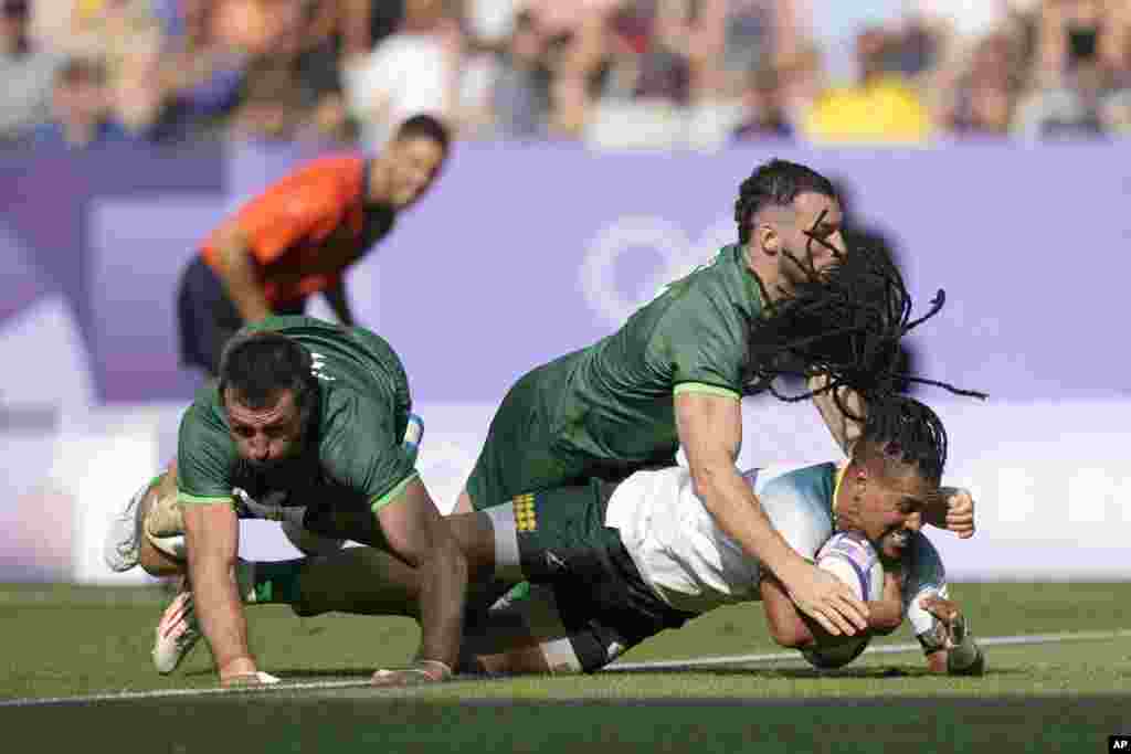 South Africa&#39;s Selvyn Davids goes over the line to score a try during the men&#39;s Rugby Sevens Pool A match between Ireland and South Africa at the 2024 Summer Olympics, in the Stade de France, Saint-Denis, France.