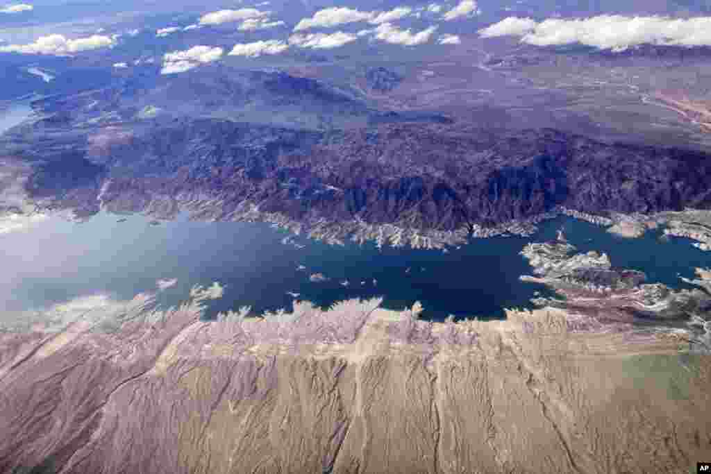 Nevada y Arizona también se ven afectadas. Marchas en el lecho indican los niveles alcanzados por el agua en los primeros días de marzo.&nbsp;