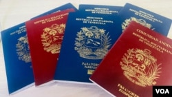 Un grupo de pasaportes venezolanos de diferentes años de expedición, en una imagen tomada por la Voz de América el 8 de agosto de 2024.