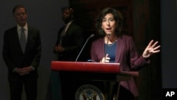 美国商务部长吉娜·雷蒙多(Gina Raimondo)在美国驻华使馆举办的一个招待会上发表讲话。（2023年8月28日）