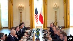 El presidente Joe Biden se reúne con su homólogo polaco, Andrzej Duda, y el primer ministro de la nación europea, Donald Tusk, en el Salón Este de la Casa Blanca, en Washington, el 12 de marzo de 2024.