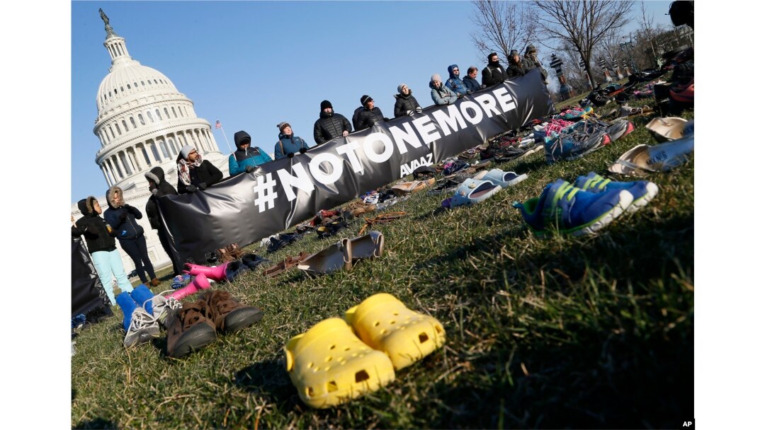 Sebanyak 7.000 pasang sepatu tak bertuan yang menandakan banyaknya anak yang terbunuh akibat kekerasan bersenjata di Gedung Capitol AS, 13 Maret 2018 di Washington, D.C. (Foto: AP)